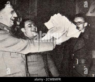 Schwarz-Weiß-Fotografie zum Volksentscheid in Österreich zum Thema Annexion mit Deutschland. Das Referendum fand am 10. April 1938 statt; Nazi-Parteimitglieder feiern einen Sieg in einem Wahllokal von über 95%. Stockfoto