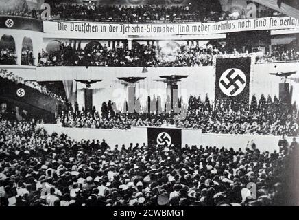 Schwarz-Weiß-Foto von Hitler, der eine Rede in einer Sportarena in Berlin halten wird, September 1938. Stockfoto