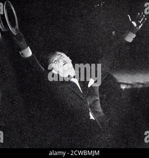 Schwarz-Weiß-Fotografie von Maurice Chevalier (1888-1972), französischer Schauspieler, Kabarettsänger und Entertainer. Stockfoto