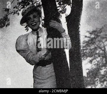 Schwarzweiß-Fotografie der Filmindustrie von 1935-1938; Yvonne Printemps (1894-1977) in 'Trois Valses'. Stockfoto