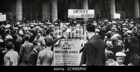 Schwarz-Weiß-Fotografie über die ersten Tage des Krieges in Paris; Reservisten versammeln sich am Gare de l'Est Stockfoto