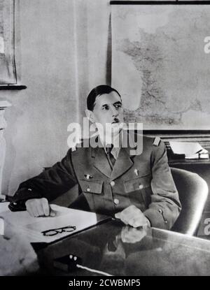 Schwarz-Weiß-Fotografie des französischen Generals Charles de Gaulle (1890-1970) in seinem Büro in London. Stockfoto