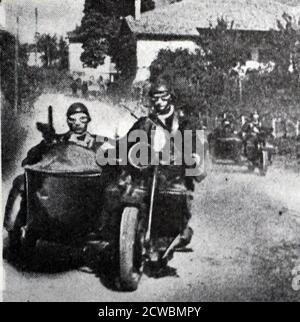 Schwarz-Weiß-Foto der Alliierten kommen, um Belgien und die Niederlande zu retten; Motorräder kommen von nördlichen Routen. Stockfoto