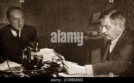 Schwarz-Weiß-Fotografie von Pierre Laval (1883-1945), zweimal Premierminister von Frankreich, in seinem Büro während der Vichy-Regierung; Foto mit Fernand de Brinon (1885-1947), einem französischen Anwalt. Während des Zweiten Weltkriegs (1939-1945). Stockfoto