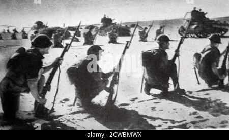 Schwarz-Weiß-Foto von australischen Soldaten kämpfen in der Schlacht von Bardia während des Zweiten Weltkriegs (1939-1945); Bardia ist ein mediterraner Seehafen im Osten Libyens. Stockfoto