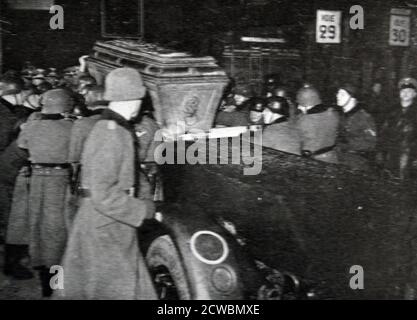 Schwarz-Weiß-Fotografie des Zweiten Weltkriegs (1939-1945); Rückkehr nach Paris von den Überresten Kaiser Napoleons II. (1811-1832; Kaiser der Franzosen 1815), Herzog von Reichstadt, im Dezember 1941. Er war bekannt als der Adler, daher die Beschriftung, die ihn als l'Aiglon. Stockfoto