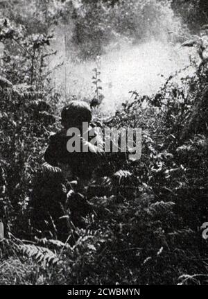 Schwarz-Weiß-Fotografie des Zweiten Weltkriegs (1939-1945); britische Truppen kämpfen in den Büschen und Wäldern von Burma. Stockfoto