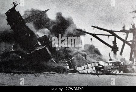 Schwarz-Weiß-Fotografie des Zweiten Weltkriegs (1939-1945); die Zerstörung der USS Arizona während des Überraschungsangriffs des Empire von Japan auf den amerikanischen Marinestützpunkt in Pearl Harbor Hawaii am 7. Dezember 1941. Der Angriff führte in den Vereinigten Staaten erklärt Krieg gegen Japan und Eintritt in den Zweiten Weltkrieg Stockfoto