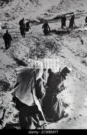 Schwarz-Weiß-Fotografie des Zweiten Weltkriegs (1939-1945); an der russischen Front vor dem Winter 1942. Deutsche Soldaten marschieren zu Fuß durch den Schnee. Stockfoto