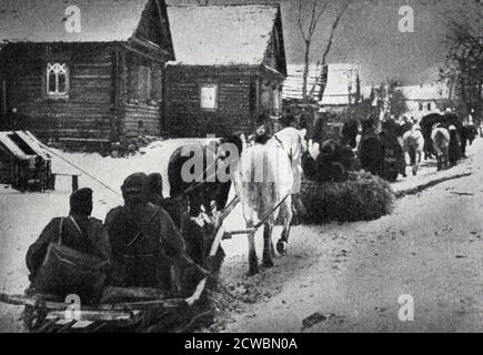 Schwarz-Weiß-Fotografie des Zweiten Weltkriegs (1939-1945); an der russischen Front vor dem Winter 1942. Deutsche Soldaten dringen durch den Schnee und eine eisige Kälte auf Pferdeschlitten vor. Stockfoto