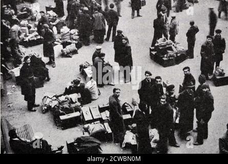 Schwarz-Weiß-Fotografie des Zweiten Weltkriegs (1939-1945); Zwangsarbeit und Relief. Junge Leute warten auf den Bahnsteigen am Gare de l'Est in Paris. Stockfoto