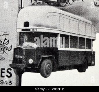 Schwarz-Weiß-Fotografie des Zweiten Weltkriegs (1939-1945) zeigt bestimmte Aspekte des Alltags im deutsch besetzten Paris; ein benzinbetriebener öffentlicher Bus. Stockfoto