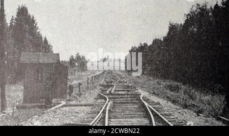 Schwarz-Weiß-Fotografie des Zweiten Weltkriegs (1939-1945) zeigt das Bild des französischen Widerstands; eine sabotiert Eisenbahnstrecke. Stockfoto