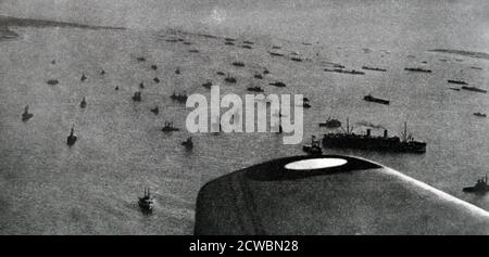 Schwarz-Weiß-Fotografie des Zweiten Weltkriegs (1939-1945) zeigt die Luftaufnahme der alliierten Seeinvasion in die Normandie am D-Day, 6. Juni 1944. Stockfoto