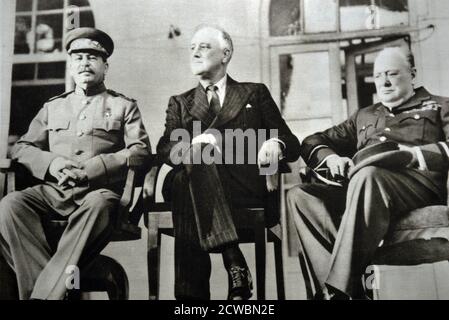 Schwarz-Weiß-Foto des Zweiten Weltkriegs (1939-1945) zeigt drei Führer auf der Teheraner Konferenz: Sowjetischer Führer Josef Stalin (1878-1953), US-Präsident Franklin D. Roosevelt (1882-1945) und britischer Premierminister Sir Winston Churchill (1874-1965). Stockfoto