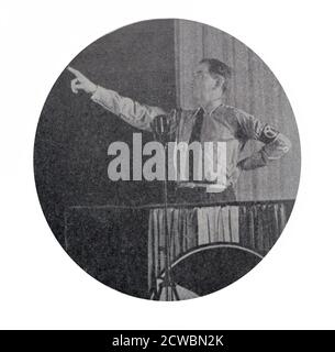 Schwarz-Weiß-Fotografie des Zweiten Weltkriegs (1939-1945) zeigt die "Stars" (Vedetten) der französischen Zusammenarbeit mit Deutschland; Philippe Henriot (1889-1945), französischer Journalist, der während des Vichy-Regimes für Propagandasendungen verantwortlich war. Auf diesem Foto "preading the Word of his Master" hält er eine Rede auf einem Podium. Stockfoto