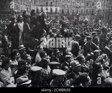 Schwarz-Weiß-Fotografie des Zweiten Weltkriegs (1939-1945) zeigt die Blitzoffensive unter der Führung von US-General George S. Patton (1885-1945); Zivilisten in den Straßen der Stadt Rennes nach ihrer Befreiung. Stockfoto