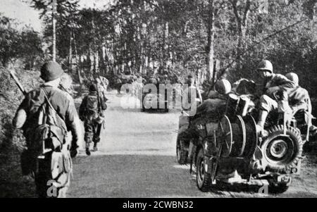 Schwarz-Weiß-Fotografie des Zweiten Weltkriegs (1939-1945) zeigt amerikanische Infanterie und Panzer auf dem Weg nach Saint-Lo. Stockfoto