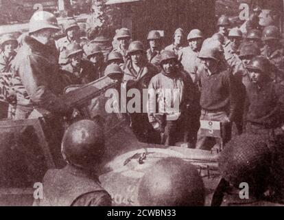 Schwarz-weiß Foto des Zweiten Weltkriegs (1939-1945) zeigt die Blitzoffensive von US-General George S. Patton (1885-1945) geführt; Patton steht in einem Jeep an Soldaten vor der Schlacht von Avranches. Stockfoto