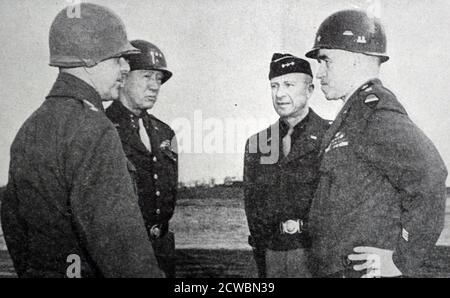 Schwarz-Weiß-Foto des Zweiten Weltkriegs (1939-1945) zeigt ein Treffen mit vier Kommandanten der amerikanischen Armee: Jacob Devers (1887-1979), Kommandant der 6. US-Armee, George S. Patton (1885-1945), Kommandant der 3. US-Armee, Alexander Patch (1889-1945), Kommandant der 7. Armee, und Omar Bradley (1893-1981, Kommandant der 22. Gruppe von Armeen. Stockfoto