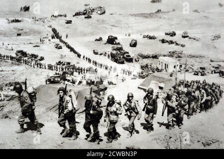 Schwarz-Weiß-Fotografie des Zweiten Weltkriegs (1939-1945) zeigt die Landung der amerikanischen Truppen in der Normandie am 6. Juni 1944; Blick von einer Hügelspitze auf das Meer und den Aufmarsch der amerikanischen Truppen auf dem Hügel. Stockfoto