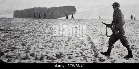 Schwarz-Weiß-Fotografie des Zweiten Weltkriegs (1939-1945) zeigt die amerikanische Infanterie in Batogne, die sich auf die deutsche Offensive im Dezember 1944 vorbereitete. Stockfoto