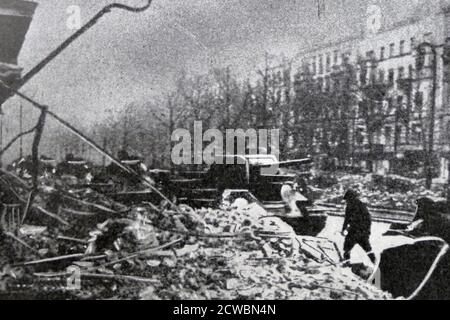 Schwarz-Weiß-Fotografie des Zweiten Weltkriegs (1939-1945) zeigt das Ende des Krieges in Europa; russische Panzer kommen nach Berlin. Stockfoto