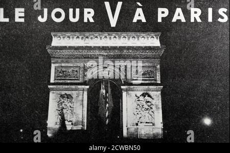 Schwarz-Weiß-Fotografie des Zweiten Weltkriegs (1939-1945) zeigt Paris am VE (Sieg in Europa) Tag, 8. Mai 1945. Der Arc de Triomphe leuchtet in der Nacht des Sieges. Stockfoto