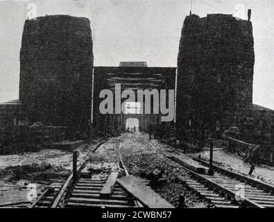 Schwarz-Weiß-Fotografie des Zweiten Weltkriegs (1939-1945) zeigt die Ludendorff-Brücke am Rhein bei der deutschen Stadt Remagen. Der amerikanische Vormarsch im März 1945 war so schnell, dass die Deutschen ihre Pläne zur Zerstörung nicht umsetzen konnten. [Beachten Sie, dass in dem Buch heißt es März 1944, aber die Schlacht von Remagen war März 1945] Stockfoto