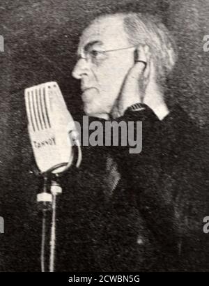 Schwarz-Weiß-Fotografie britischer Staatsmänner; Labour-Politiker Sir Stafford Cripps (1889-1952) hält eine Rede. Stockfoto