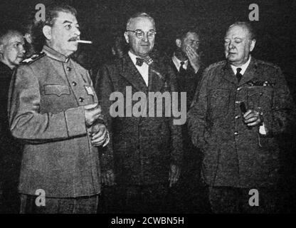 Schwarz-Weiß-Fotografie des Zweiten Weltkriegs (1939-1945) zeigt den sowjetischen Führer Josef Stalin (1878-1953), US-Präsident Harry S. Truman (1884-1972) und den britischen Premierminister Sir Winston Churchill (1874-1965) auf der Potsdamer Konferenz im Juli 1945. Stockfoto