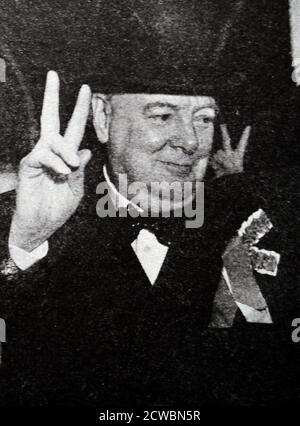 Schwarz-Weiß-Fotografie britischer Staatsmänner; britischer Premierminister Sir Winston Churchill (1874-1965) gibt das V-Zeichen für den Sieg. Stockfoto