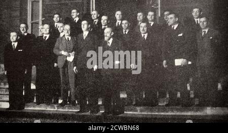 Schwarz-Weiß-Foto des französischen Ministerrats mit General Charles de Gaulle (1890-1970), dem Chef der Provisorischen französischen Regierung. Stockfoto