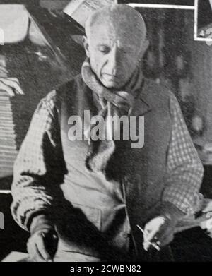 Schwarz-Weiß-Fotografie der Welt der Künste und der Buchstaben; der spanische Künstler Pablo Picasso (1881-1973) schmückt Keramikplatten. Stockfoto