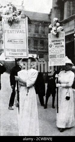 Foto von Suffragettes, einer militanten Frauenorganisation Anfang des 20. Jahrhunderts, die unter dem Banner "Votes for Women" für das Wahlrecht bei öffentlichen Wahlen, bekannt als Frauenwahlrecht, kämpfte. Stockfoto