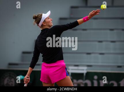 Marketa Vondrousova der Tschechischen Republik im Kampf gegen IGA Swiatek von Polen während der ersten Runde bei der Roland Garros 2020, Grand Slam Tennis Stockfoto