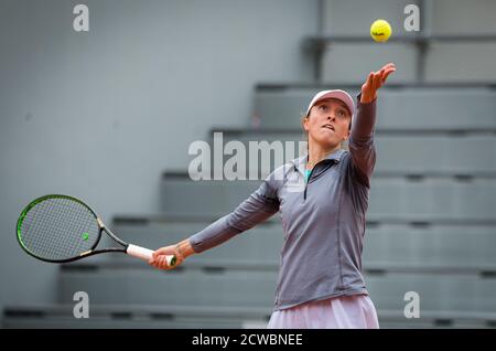 IGA Swiatek von Polen im Kampf gegen Marketa Vondrousova von der Tschechischen Republik während der ersten Runde bei der Roland Garros 2020, Grand Slam Tennis Stockfoto