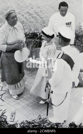 Königin Elisabeth II. Und Prinz Phillip mit Salote, Königin von Tonga, bei einem Besuch in Tonga im Jahr 1953 Stockfoto