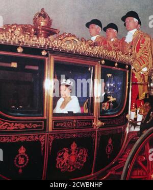 Foto von Königin Elizabeth II. Des Vereinigten Königreichs, auf dem Weg zur Staatseröffnung des Parlaments um 1955 Stockfoto