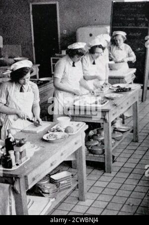 Das Foto zeigt Mädchen, die in einer heimischen Wissenschaftsklasse an einer weiterführenden Schule in England Kochen lernen. 1950 Stockfoto