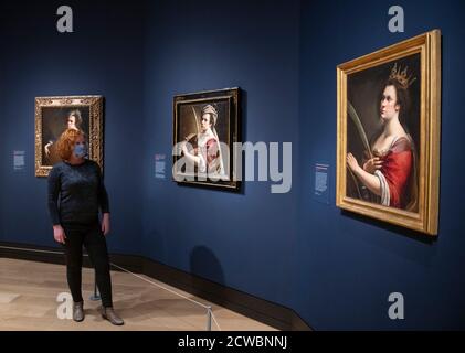 National Gallery, London, Großbritannien. 30. September 2020. Die erste Ausstellung in Großbritannien, die große Artemisia-Ausstellung des Werkes von Artemisia Gentileschi (1593-1654 oder später), wird am 3. Oktober eröffnet und wegen der Sperre von Covid-19 von Anfang April verschoben. Die Ausstellung ist inspiriert von der kürzlichen Übernahme von Gentileschis Selbstporträt als Heilige Katharina von Alexandria durch die Galerie. Bild (von links nach rechts): Artemisia Gentileschi, Selbstporträt als Lautenspieler (c. 1615-17). Wadsworth Atheneum Museum of Art, Hartford, CT; Selbstporträt als heilige Katharina von Alexandria (c. 1615-17). Die Nationalgalerie, London; Artemisia Gentilesc Stockfoto