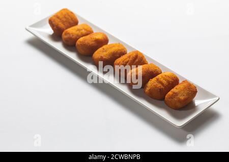 Tapas Kroketten, traditionelle spanische oder französische Snack in der Regel mit Kartoffelpüree, Fleisch oder Gemüse zubereitet Stockfoto