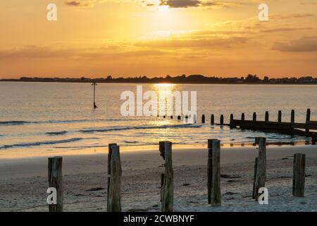 Sonnenuntergang in East Head, West Wittering, Chichester Harbour, Großbritannien. Stockfoto