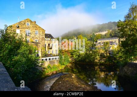 Zusammenfluss von River Calder und Hebden Wasser im Herbst unter einer Wolke Inversion, Hebden Bridge, Yorkshire. Blick vom Aquädukt auf den Rochdale Kanal Stockfoto