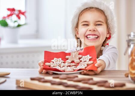 Kleines Mädchen Kochen Weihnachtskekse Stockfoto