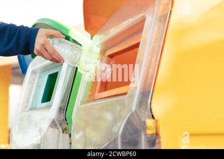 Frauen Hand weg werfen den Müll in den Mülleimer/Papierkorb, sortieren von Abfall/Müll vor dem Ablegen in das Ausgabefach Stockfoto