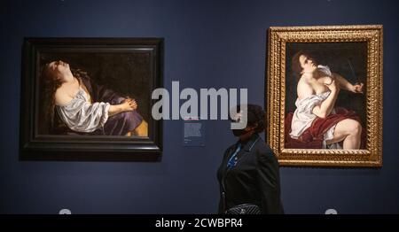 National Gallery, London, Großbritannien. 30. September 2020. Die erste Ausstellung in Großbritannien, die große Artemisia-Ausstellung des Werkes von Artemisia Gentileschi (1593-1654 oder später), wird am 3. Oktober eröffnet und wegen der Sperre von Covid-19 von Anfang April verschoben. Die Ausstellung ist inspiriert von der kürzlichen Übernahme von Gentileschis Selbstporträt als Heilige Katharina von Alexandria durch die Galerie. Bild: (Links) Artemisia Gentileschi, Maria Magdalena in Ecstasy (c. 1620-25). Europäische Privatsammlung; (rechts) Artemisia Gentileschi, Lucretia (c. 1620-25). Etro Kollektion. Quelle: Malcolm Park/Alamy Live News. Stockfoto