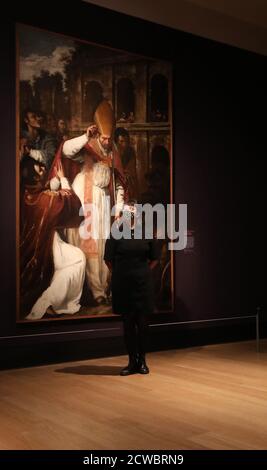 Die Schauspielerin Ellice Stevens steht vor dem Heiligen Januarius im Amphitheater von Pozzuoli, 1635-7, von Artemisia Gentileschi, während eines Fotoanrufs, um eine Vorschau auf die kommende Artemisia-Ausstellung der National Gallery in London zu sehen. Stockfoto