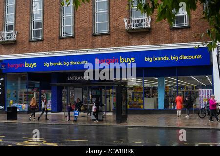 Exeter, Vereinigtes Königreich - August 19 2020: Die Fassade von Bargain Buys Discount Store in Fore Street Stockfoto