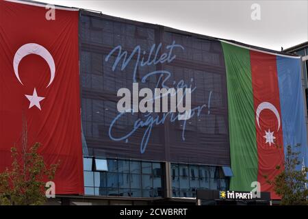 29. September 2020, Ankara, Türkei: Die türkische Opposition IYI (gute) Partei hängt türkische und aserbaidschanische Nationalflaggen an der Fassade ihres Hauptgebäudes, um Aserbaidschan gegen Armenien zu unterstützen. (Bild: © Altan Gocher/ZUMA Wire) Stockfoto